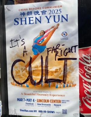 “É uma seita de extrema-direita”, dizia um cartaz da Shen Yun em Nova York.