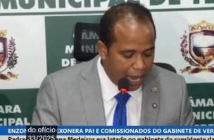 Enzo parece sentir prazer na  “limpeza” do gabinete da colega (Foto: Reprodução)