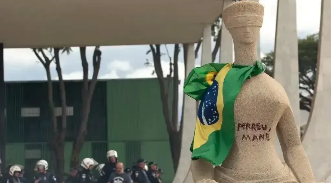 Estátua da Justiça, em frente ao Supremo Tribunal Federal (STF), pichada.