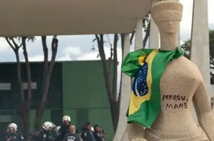 Estátua da Justiça, em frente ao Supremo Tribunal Federal (STF), pichada. (Foto: Joedson Alves/Agencia Brasil)