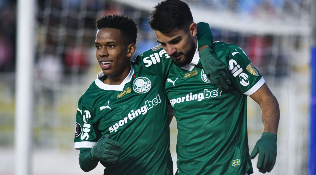 Estevão e Flaco comemorando gol do Palmeiras contra Bolívar.