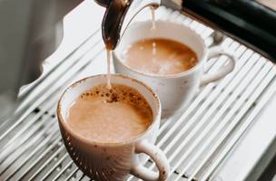 Estudos revelam que o café contém compostos beneficiais à saúde. (Foto: Reprodução | KamranAydinov | Freepik)
