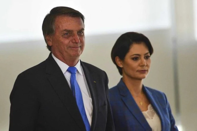 Ex-presidente Jair Bolsonaro e sua esposa Michelle Bolsonaro.