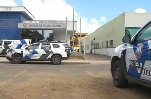Família levou o bebê para o destacamento da PM, próximo ao bairro em Cariacica, Espírito Santo (Foto: Reprodução/TV Gazeta)