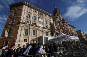 Fila para visitar o túmulo do líder religioso começou ainda neste sábado (26) (Foto: Divulgação/Vatican News)