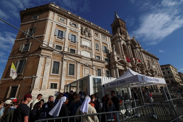 Fila para visitar o túmulo do líder religioso começou ainda neste sábado (26)