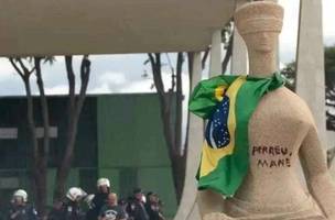 Frase "perdeu mané"  escrita na Estátua da Justiça por extremista em 8 de Janeiro. (Foto: Reprodução | Joedson Alves/Agência Brasil)