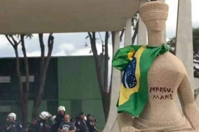 Frase "perdeu mané" escrita na Estátua da Justiça por extremista em 8 de Janeiro.