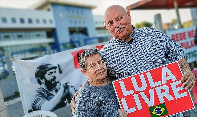Frei Chico e Maria Baixinha, irmãos do presidente Lula, em visita ao petista durante o período em que esteve preso em Curitiba