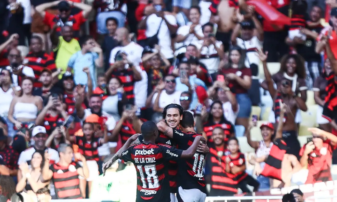 goleia o Corinthians no estádio do Maracanã