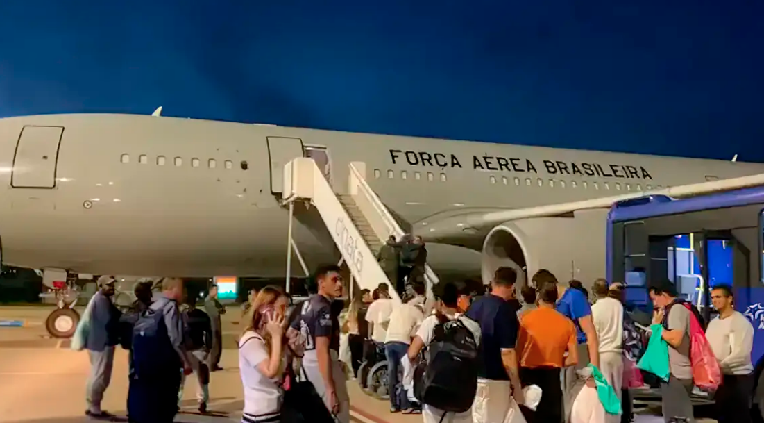 Imagens da FAB registram chegada de deportados dos EUA em Fortaleza, Ceará.