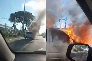 Incêndio deixa veículo destruído na Avenida Frei Serafim em Teresina (Foto: Reprodução)