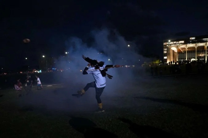 Indígenas enfrentam Polícia Federal e conseguem entrar no Congresso Nacional.