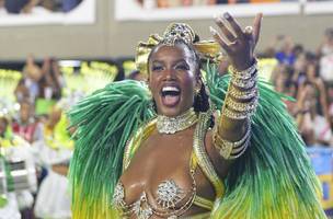 Iza reassume posto de rainha de bateria da Swing da Leopoldina, bateria da Imperatriz• Ricardo Almeida/Rio Carnaval (Foto: • Ricardo Almeida/Rio Carnaval)