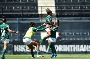 Jogadoras comemoram o gol da virada na partida (Foto: CBF)