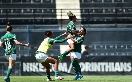 Jogadoras comemoram o gol da virada na partida