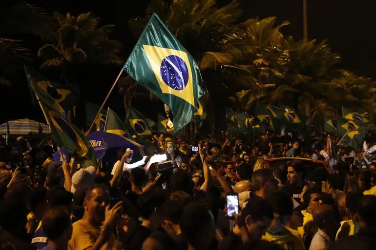 Jovens viram a direita e esquerda se perde no caminho