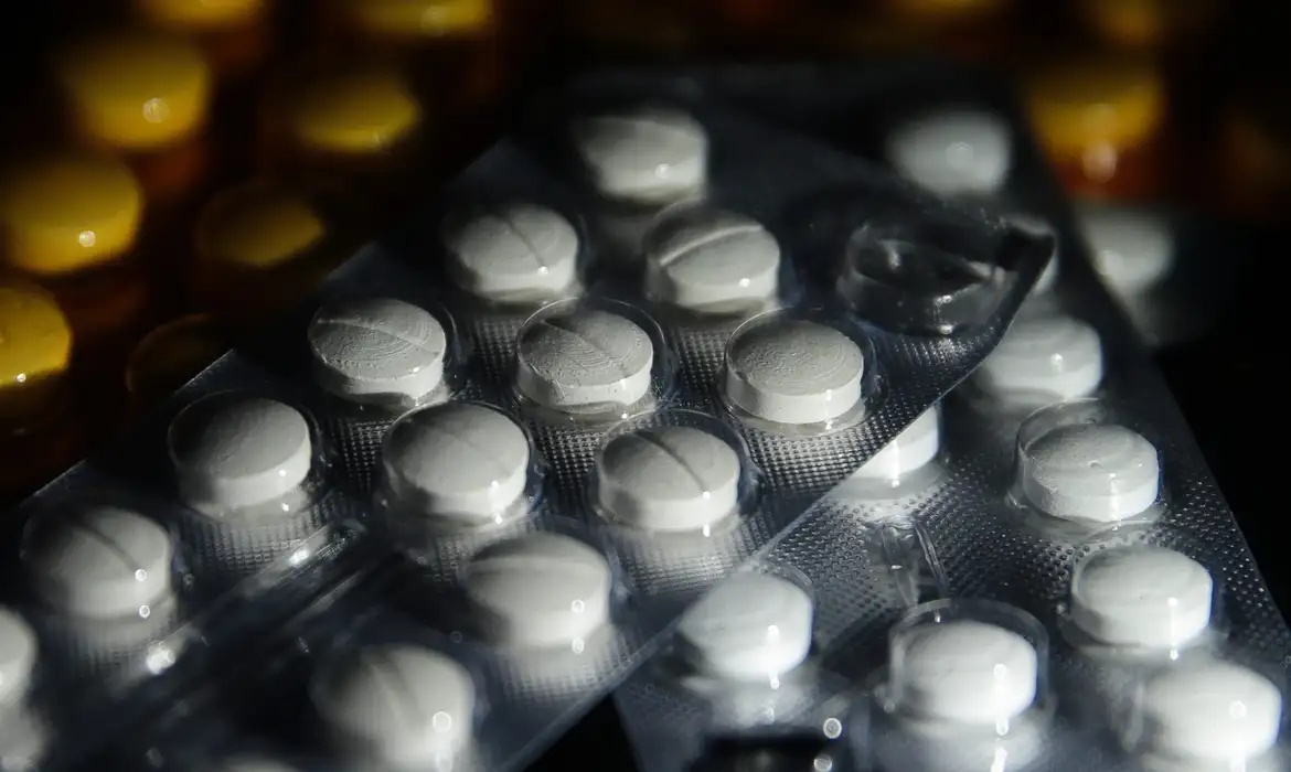 Juiz suspende norma que autoriza farmacêuticos a prescreverem remédios