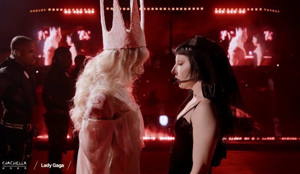 Lady Gaga em performance histórica no Coachella na noite desta sexta-feira (11)