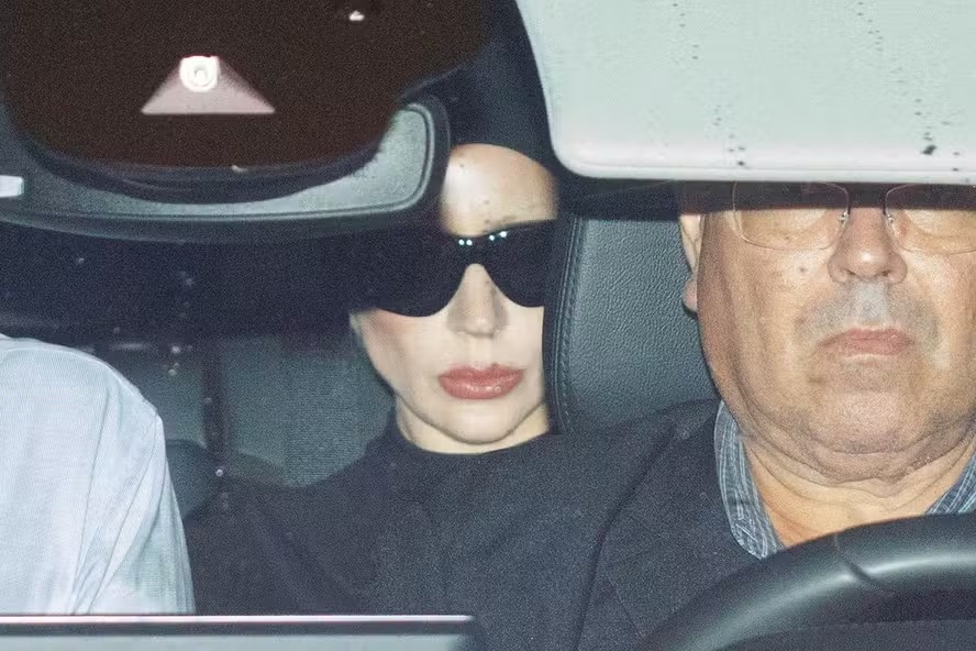 Lady Gaga foi fotografada dentro de um carro no aeroporto internacional Tom Jobim