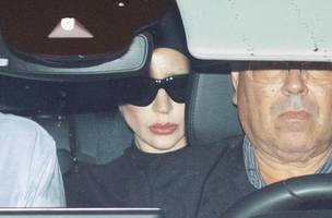 Lady Gaga foi fotografada dentro de um carro no aeroporto internacional Tom Jobim (Foto: Brazil News)