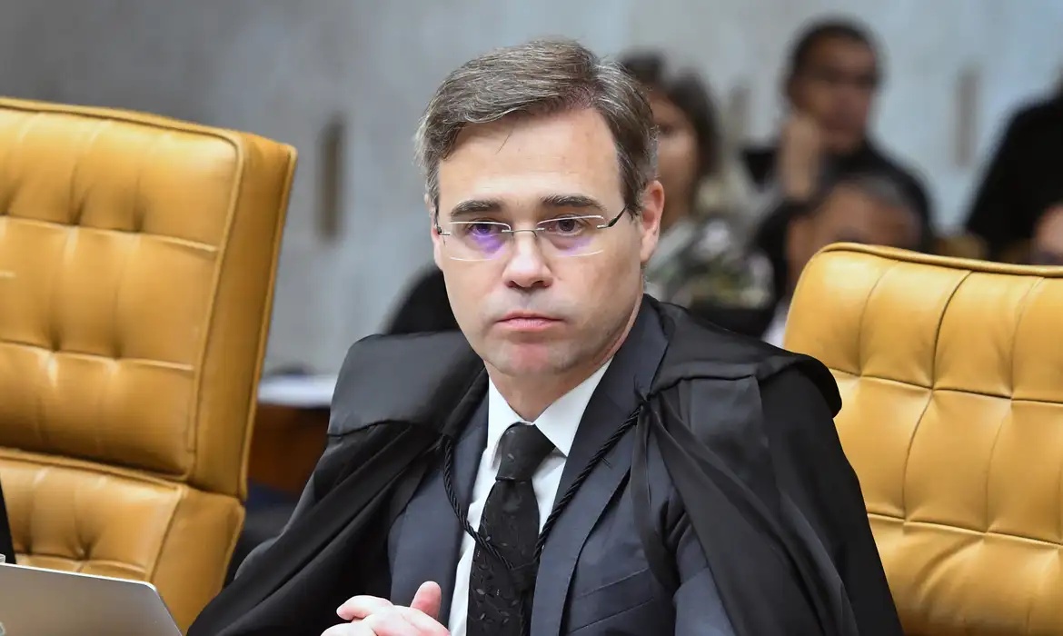 Mendonça vota pela soltura de Collor