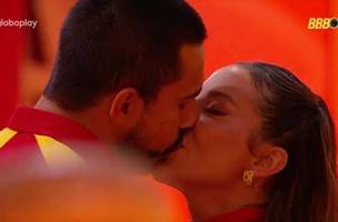 Mike e Renata trocaram beijos durante a madrugada de festa (Foto: Reprodução/TV Globo)