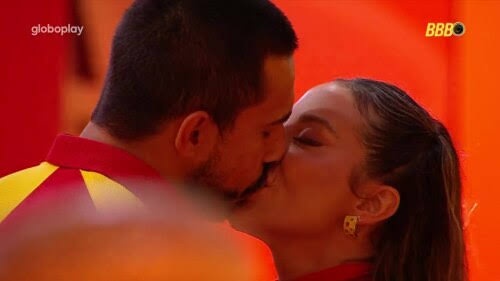 Mike e Renata trocaram beijos durante a madrugada de festa