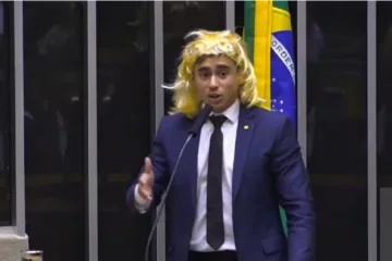 Nikolas Ferreira usou peruca e fez discurso ofensivo à população trans no Dia Internacional da Mulher.