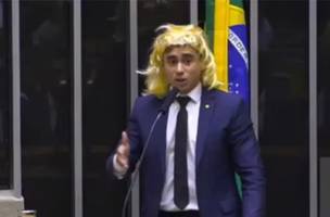Nikolas Ferreira usou peruca e fez discurso ofensivo à população trans no Dia Internacional da Mulher. (Foto: Reprodução | Tv Câmara)
