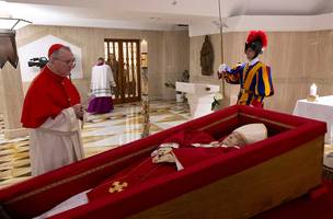 O cardeal Pietro Parolin, secretário de Estado do Vaticano, está perto do corpo do Papa Francisco, colocado em um caixão aberto durante o rito da declaração de morte na residência de Santa Marta, no Vaticano (Foto: Mídia do Vaticano/Divulgação)