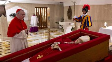 O cardeal Pietro Parolin, secretário de Estado do Vaticano, está perto do corpo do Papa Francisco, colocado em um caixão aberto durante o rito da declaração de morte na residência de Santa Marta, no Vaticano (Foto: Mídia do Vaticano/Divulgação)