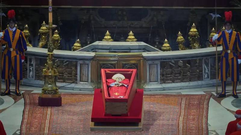 O corpo do papa permanecerá na basílica até sábado (26/4), quando acontecerá o funeral O corpo do papa permanecerá na basílica até sábado (26/4), quando acontecerá o funeral