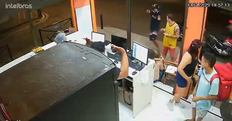 O crime foi registrado por câmeras de segurança