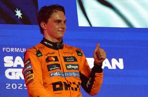 Oscar Piastri, da McLaren, comemora no pódio após vencer o Grande Prêmio da Arábia Saudita (Foto: Jakub Porzycki/REUTERS)