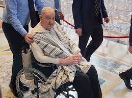 Papa Francisco acenou para pessoas presentes enquanto era carregado por assistentes (Foto: Divulgação)