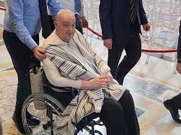 Papa Francisco acenou para pessoas presentes enquanto era carregado por assistentes