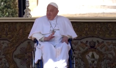 Papa Francisco faz primeira aparição pública após receber alta de hospital