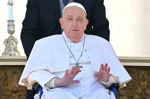 Papa Francisco interage com peregrinos na Cidade do Vaticano usando cânulas de oxigênio. (Foto: Reprodução | Alberto Pizzoli | AFP)