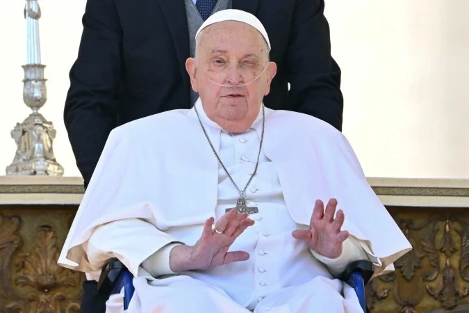 Papa Francisco interage com peregrinos na Cidade do Vaticano usando cânulas de oxigênio.
