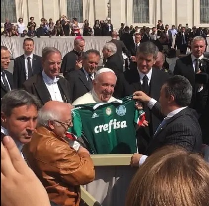 Papa Francisco recebe camisa do Palmeiras.