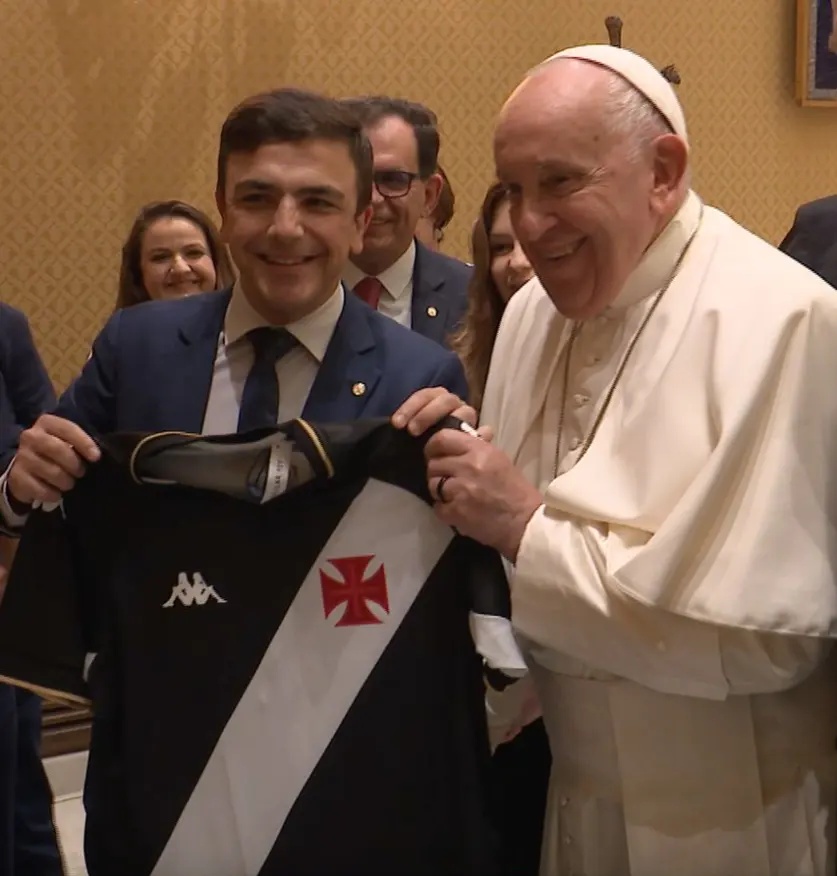 Papa Francisco recebe camisa do Vasco da Gama.