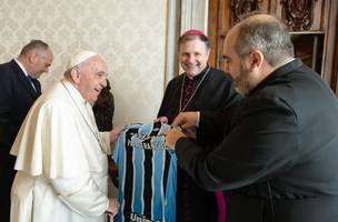 Papa Francisco recebe camisa personalizada do Grêmio. (Foto: Reprodução | Twitter Grêmio)