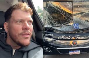Parte da frente do ônibus ficou destruída (Foto: Reprodução/ Redes sociais)
