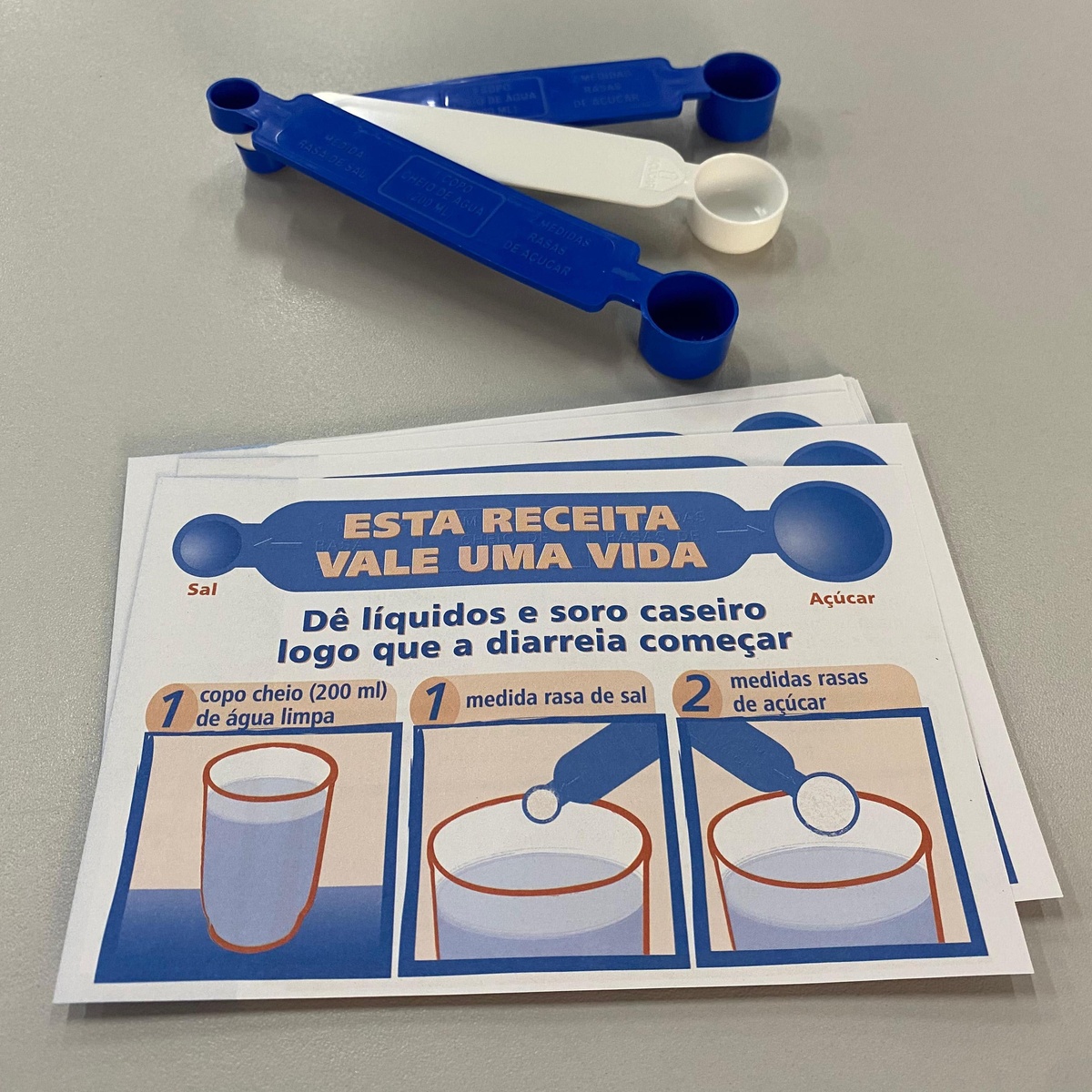 Pastoral continua apoio a famílias carentes com entrega de colheres.