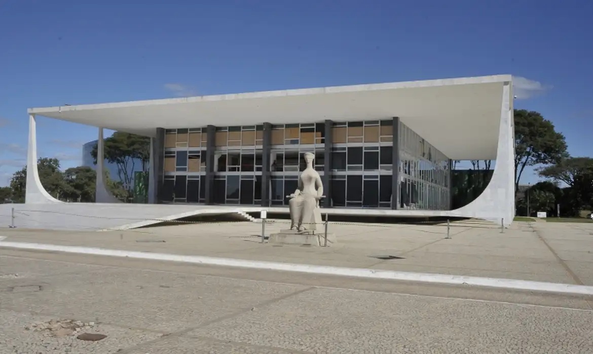 pedem suspensão de norma do CFM que barrou terapia hormonal