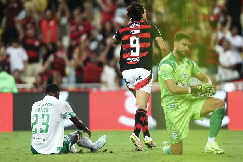 Pedro comemora gol contra o Juventude