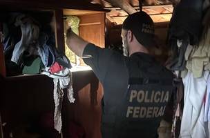 Polícia Federal realizou busca e apreensão na residência do suspeito (Foto: Divulgação/PF)