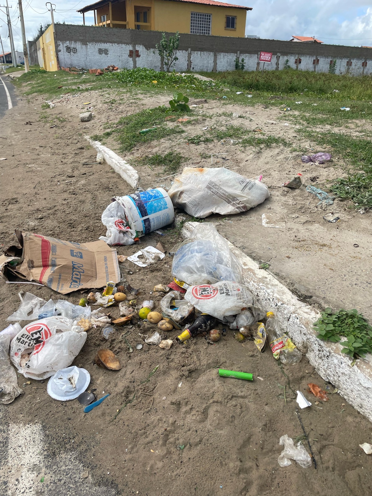 População reclama da falta de coleta de lixo e sujeira na cidade