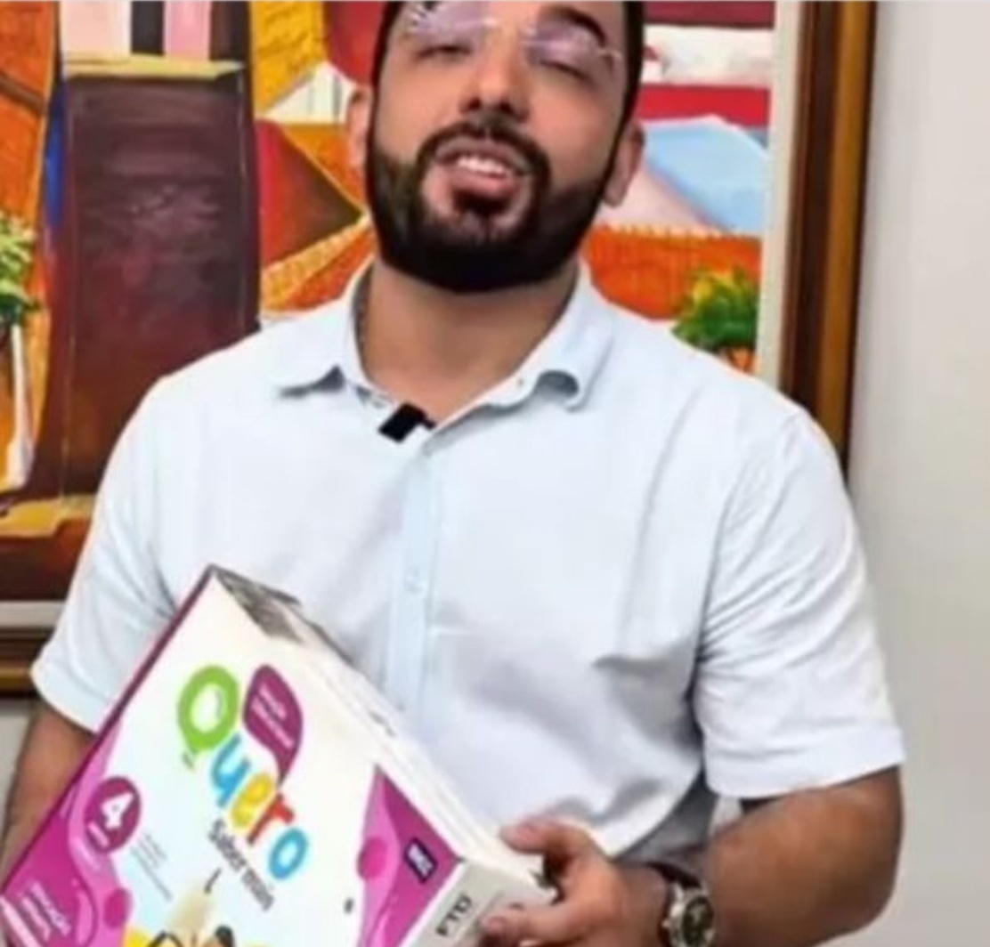 Prefeito Emanoel “embalando” o kit dos livros